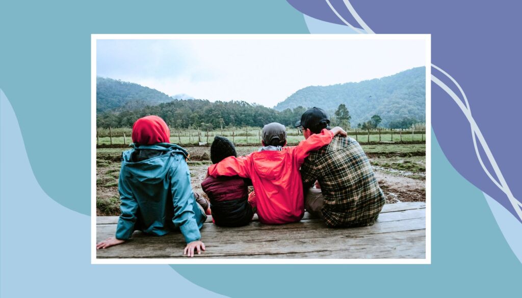 A family of four, looking out over a valley i Vancouver.