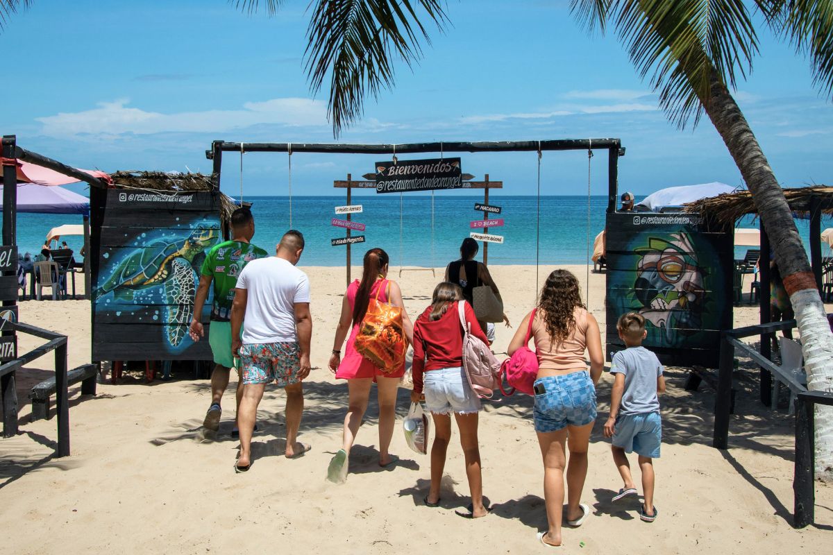 Family arriving at a beach destination during a fun family vacation in Canada.