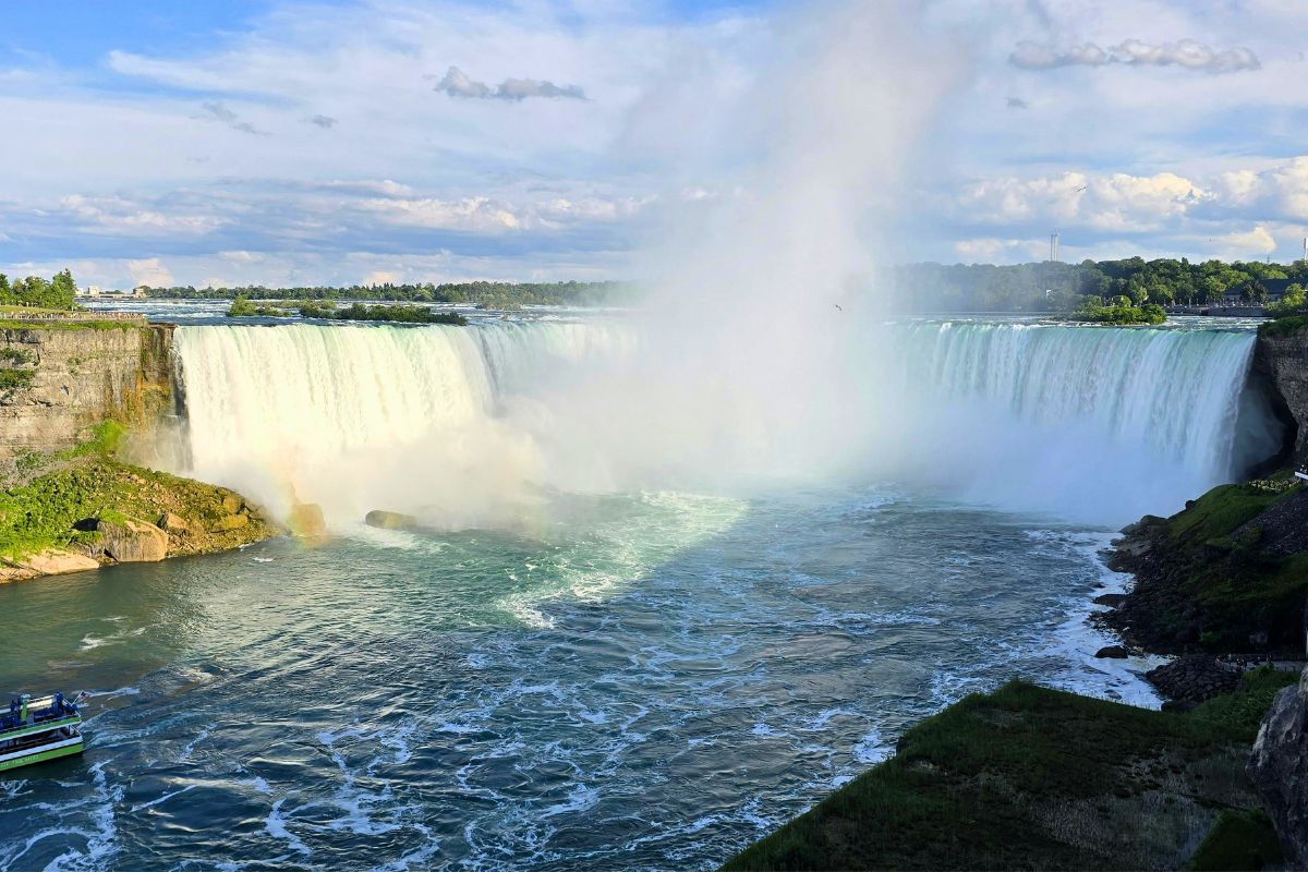 Niagara Falls scenic view for a romantic babymoon getaway in Canada.