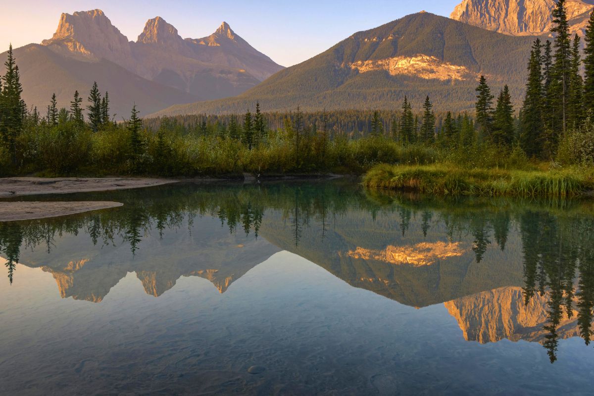 Beautiful mountain landscape in the Canadian Rockies, a top destination for families who love nature and outdoor adventures.