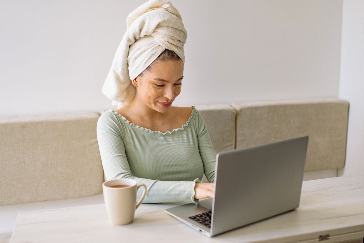 Mom using ChatGPT prompts for parents on a laptop while planning meals, routines, and homework help.