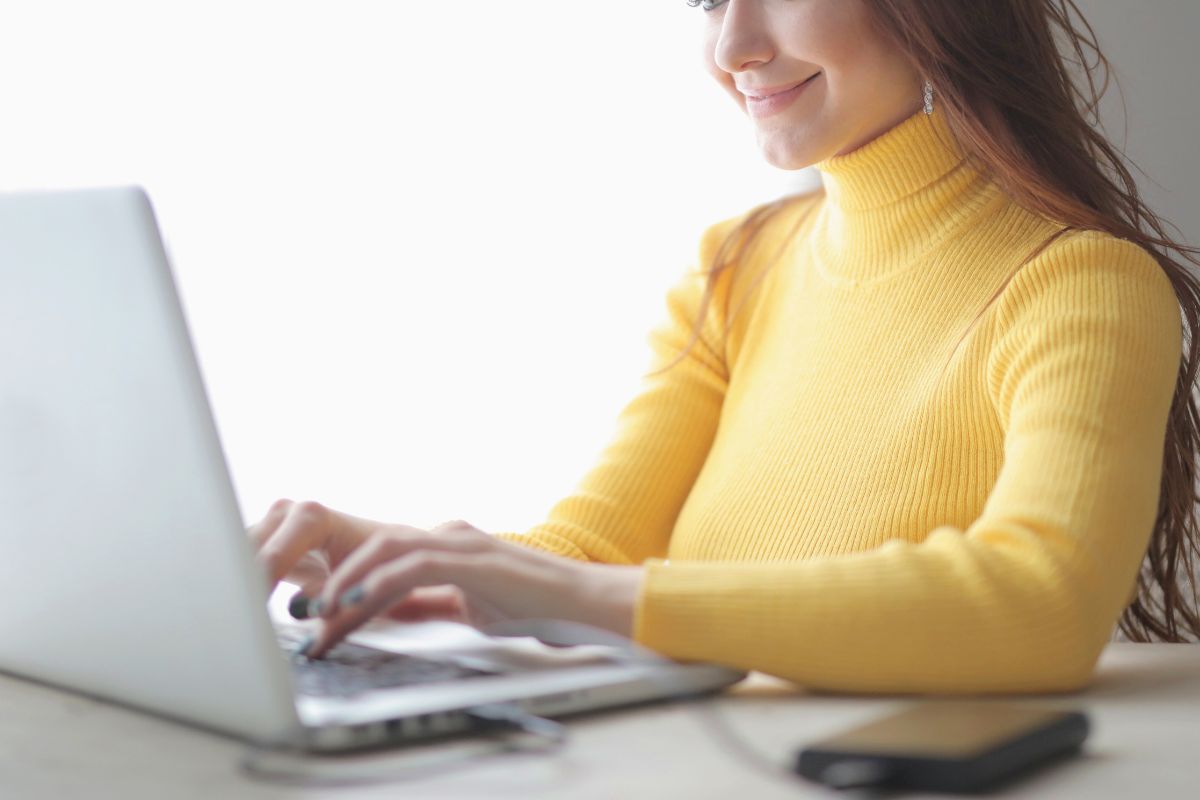 Woman using ChatGPT prompts for parents on a laptop to organize family routines and everyday parenting tasks.